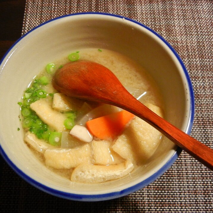 油揚げとニンジンと大根の味噌汁